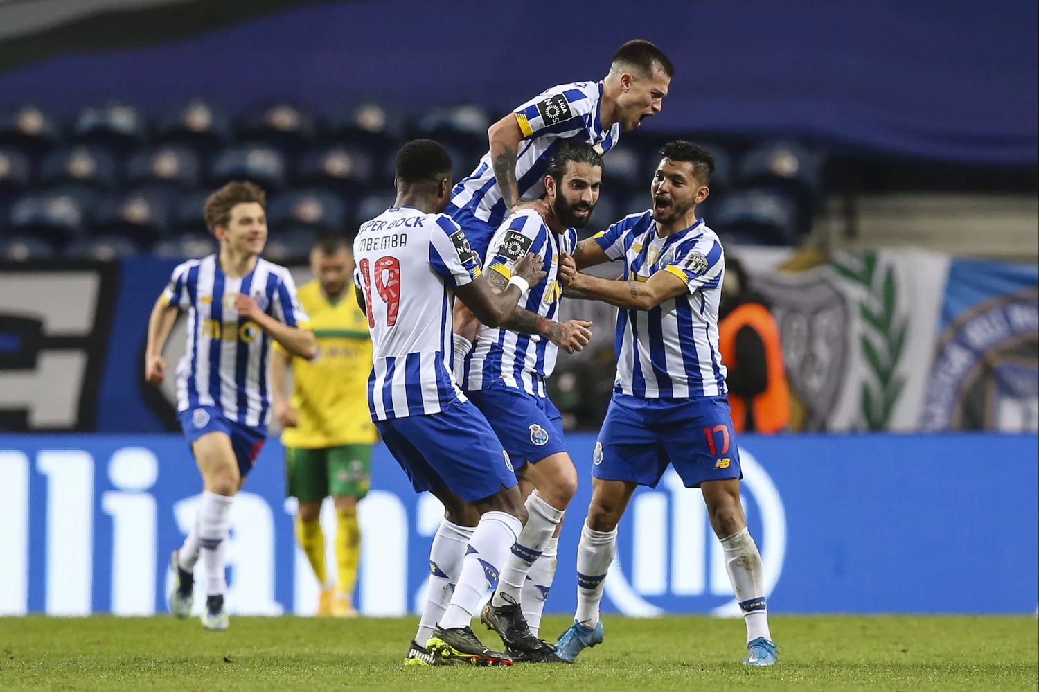 Fc porto тема. Порту Челси 2004. Порту игроки. Португальцы в Челси. Футболисты порту армия.